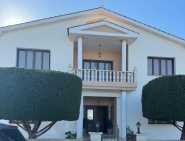 Spacious villa for sale in Emba 