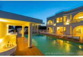 Luxury 6 bedroom villa in Coral bay
