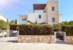 Furnished 3 bedroom villa close to the sea