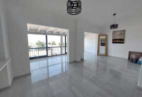 3 bedroom Top floor apartment for long term rent in Paphos center