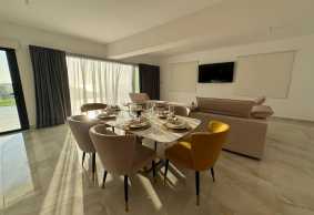 Luxury top floor apartment for long term rent in Chloraka