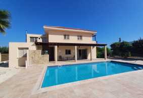 Spacious four bedrooms villa for rent