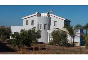 Spacious villa for long term rent in Coral bay