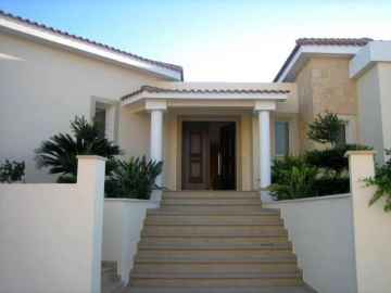 5 bedroom luxury detached villa long term