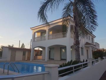 spacious 4 bedroom detached house for rent in Anarita