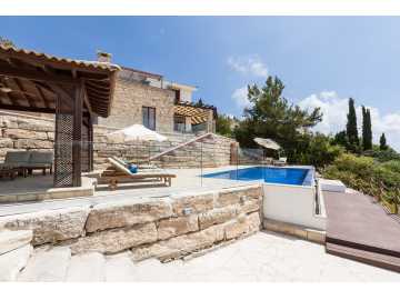 Luxury 4 bed villa in Aphrodite Hills 