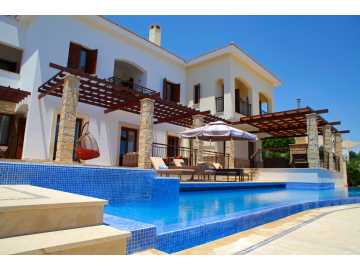 Luxury grand villa in Aphrodite Hills 