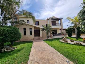 Spacious 4 bedroom villa for long term rent