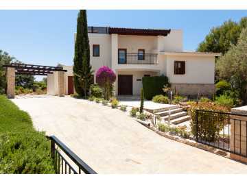 Luxury 5 bedroom villa in Aphrodite Hills 