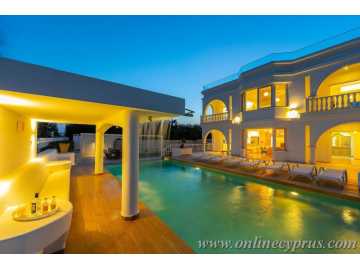Luxury 7 bedroom villa in Coral bay 