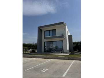 Modern 3 bedroom in Chloraka