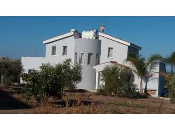 Spacious villa for long term rent in Coral bay