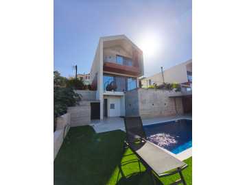 Modern luxury villa in Chloraka