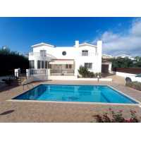 Spacious detached villa for long term 