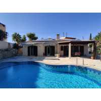 Lovely bungalow in Kamares for long term rent 