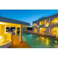 Luxury 7 bedroom villa in Coral bay 