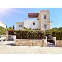 Furnished 3 bedroom villa close to the sea 