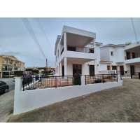 Semi detached house for long term rent